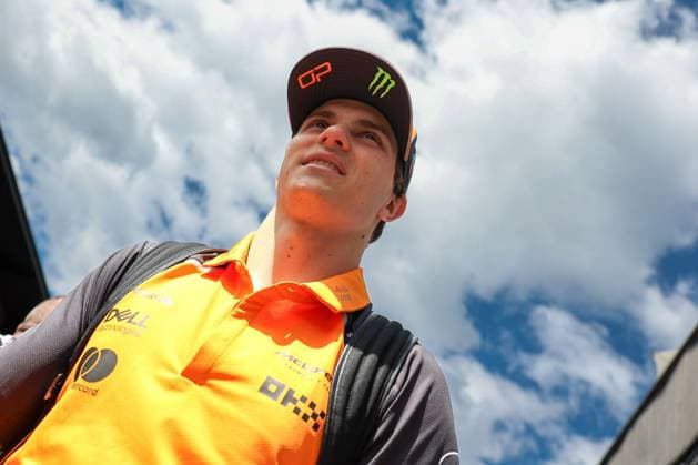 Oscar Piastri (McLaren Formula 1 Team 81) im Fahrerlager, Paddock gibt Autogramme, 3 Freies Training, Grosser Preis von Oesterreich, Motorsport, Herren, Formel 1, 28.06.2025 Spielberg Steiermark Oesterreich