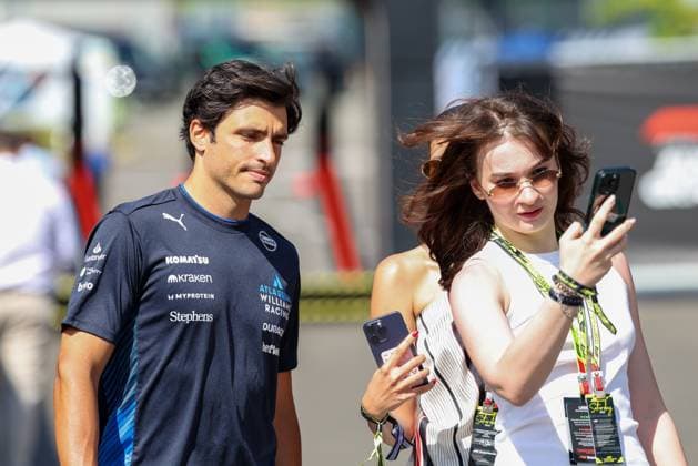 Carlos Sainz jr. (Atlassian Williams Racing 55) im Fahrerlager, Paddock, mit einem Fan beim Selfie 3 Freies Training, Grosser Preis von Oesterreich, Motorsport, Herren, Formel 1, 28.06.2025 Spielberg Steiermark Oesterreich