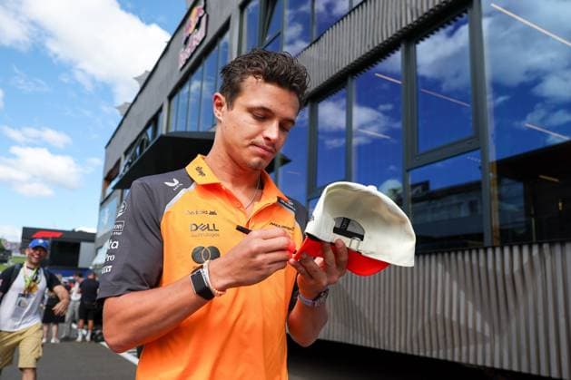 Lando Norris (McLaren Formula 1 Team 4) im Fahrerlager, Paddock gibt Autogramme, 3 Freies Training, Grosser Preis von Oesterreich, Motorsport, Herren, Formel 1, 28.06.2025 Spielberg Steiermark Oesterreich