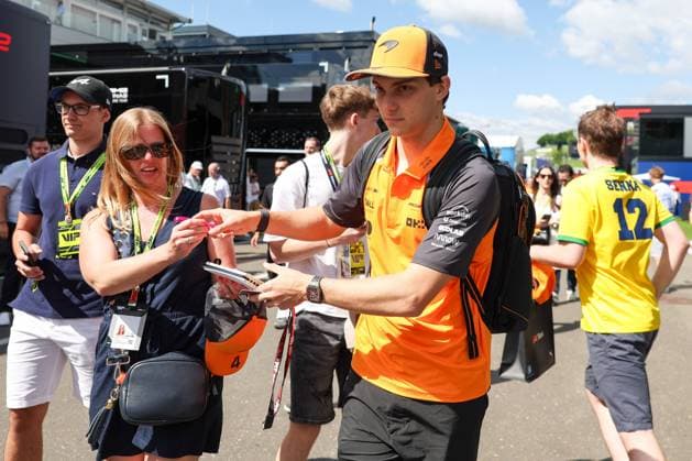 Oscar Piastri (McLaren Formula 1 Team 81) im Fahrerlager, Paddock gibt Autogramme, 3 Freies Training, Grosser Preis von Oesterreich, Motorsport, Herren, Formel 1, 28.06.2025 Spielberg Steiermark Oesterreich