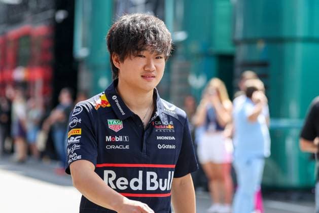 Yuki Tsunoda (Oracle Red Bull Racing 22) im Fahrerlager, Paddock gibt Autogramme, 3 Freies Training, Grosser Preis von Oesterreich, Motorsport, Herren, Formel 1, 28.06.2025 Spielberg Steiermark Oesterreich