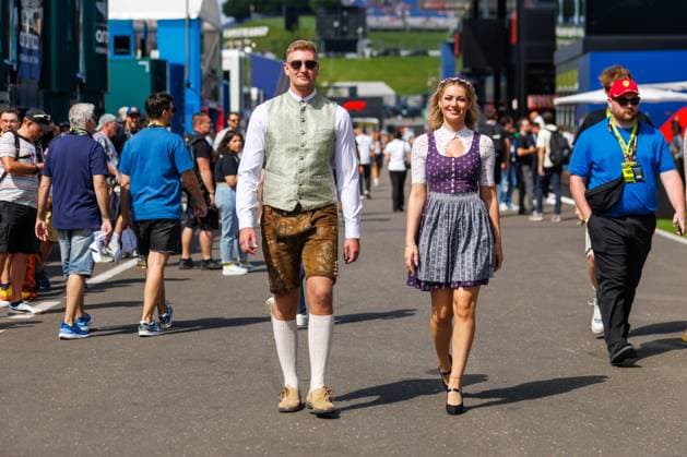 Mann und Frau in Lederhosen und Dirndl, Grosser Preis von Oesterreich, Motorsport, Formel 1, Saison 2025, 28.06.2025 Grosser Preis von Oesterreich, Motorsport, Formel 1, Saison 2025, 28.06.2025 Copyright: xEibner-Pressefoto AlexanderxNeisx EP_ANS