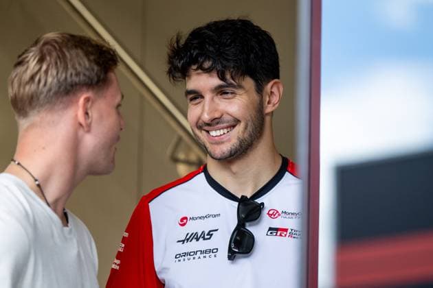 Esteban Ocon (MoneyGram Haas F1 Team, Frankreich, 31) mit Mick Schumacher (Deutschland, Rennfahrer), AUT, Formel 1 Weltmeisterschaft, MSC Cruises Grand Prix von Oesterreich, Red Bull Ring Spielberg, Qualifying Day, Saison 2025, 28.06.2025 AUT, Formel 1 Weltmeisterschaft, MSC Cruises Grand Prix von Oesterreich, Red Bull Ring Spielberg, Qualifying Day, Saison 2025, 28.06.2025 Spielberg Copyright: xEibner-Pressefoto Memmlerx EP_MMR