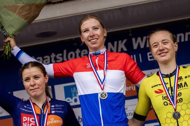 Sport Bilder des Tages EDE - Champion Lorena Wiebes amid Charlotte Kool (second) (l) and Nienke Veenhoven (third) during the homage after winning during the Dutch women s Road cycling, Rad, Radsport, Strasse championships. ANP VINCENT JANNINK xVIxANPxSportx xxANPxIVx 530624085 originalFilename: 530624085.jpg
