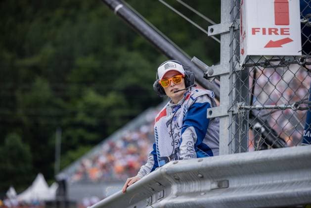 FORMULA 1 - GP of Austria 2025 SPIELBERG,AUSTRIA,28.JUN.25 - MOTORSPORTS, FORMULA 1 - Grand Prix of Austria, Red Bull Ring, practice and qualifying. Image shows a marshal.  GEPAxpictures xMatthiasxTrinkl