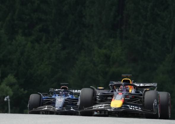 28.06.2025, Red Bull Ring, Spielberg, Formel 1 Großer Preis von Österreich 2025 , im Bild Max Verstappen (NLD), Oracle Red Bull Racing, Alexander Albon (GBR), Atlassian Williams Racing (Photo by Hasan Bratic DeFodi Images)