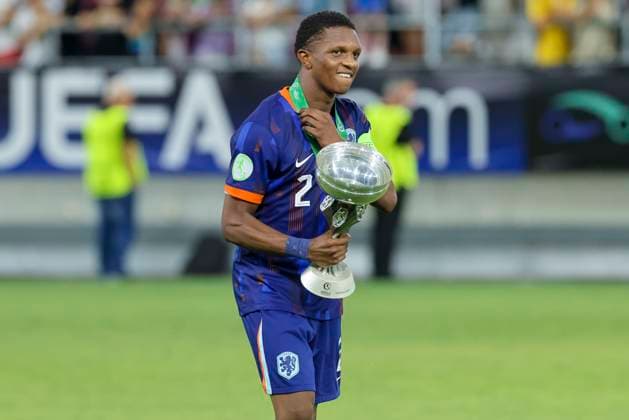 Givairo Read (Netherlands) haelt den Siegerpokal in der Hand, UEFA European Under-19 Championship 2025 Final, Spain v Netherlands, Giulesti Stadion am 26. June 2025 in Bukarest, Rumaenien. (Foto von Marco Steinbrenner DeFodi Images) Givairo Read (Netherlands) holds the winner s trophy in his hand, UEFA European Under-19 Championship 2025 Final, Spain v Netherlands, Giulesti Stadium, June 26, 2025 in Bucharest, Romania. (Photo by Marco Steinbrenner DeFodi Images)