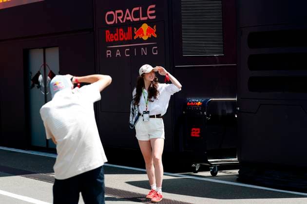 28.06.2025, xsvx, Motorsport FIA Formel 1, Grand Prix von Österreich v.l. Skispringer Daniel Tschofenig mit seiner Freundin Alexandria Loutitt (FIA REGULATIONS PROHIBIT ANY USE OF PHOTOGRAPHS as IMAGE SEQUENCES and or QUASI-VIDEO) Zeltweg-Spielberg