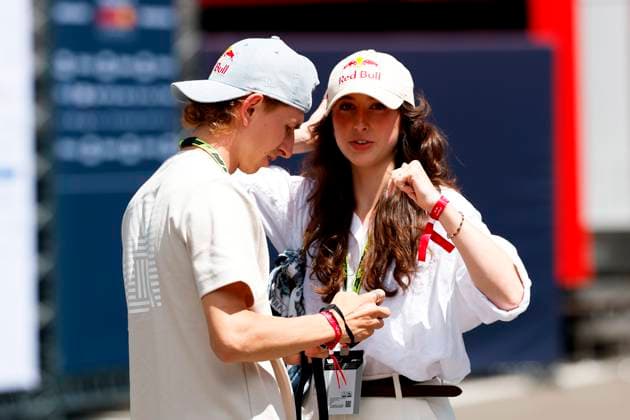28.06.2025, xsvx, Motorsport FIA Formel 1, Grand Prix von Österreich v.l. Skispringer Daniel Tschofenig mit seiner Freundin Alexandria Loutitt (FIA REGULATIONS PROHIBIT ANY USE OF PHOTOGRAPHS as IMAGE SEQUENCES and or QUASI-VIDEO) Zeltweg-Spielberg