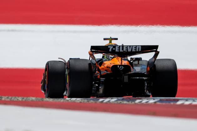 Oscar Piastri (McLaren Formula 1 Team, Australien, 81) im MCL39 von hinten vor aufgemalter Fahne Flagge auf dem Asphalt in der Zielkurve Kurve 10, AUT, Formel 1 Weltmeisterschaft, MSC Cruises Grand Prix von Oesterreich, Red Bull Ring Spielberg, Qualifying Day, Saison 2025, 28.06.2025 AUT, Formel 1 Weltmeisterschaft, MSC Cruises Grand Prix von Oesterreich, Red Bull Ring Spielberg, Qualifying Day, Saison 2025, 28.06.2025 Spielberg Copyright: xEibner-Pressefoto Memmlerx EP_MMR
