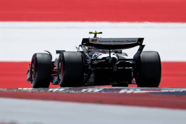 Oliver Bearman (MoneyGram Haas F1 Team, Großbritannien, 87) im VF-25 von hinten vor aufgemalter Fahne Flagge auf dem Asphalt in der Zielkurve Kurve 10, AUT, Formel 1 Weltmeisterschaft, MSC Cruises Grand Prix von Oesterreich, Red Bull Ring Spielberg, Qualifying Day, Saison 2025, 28.06.2025 AUT, Formel 1 Weltmeisterschaft, MSC Cruises Grand Prix von Oesterreich, Red Bull Ring Spielberg, Qualifying Day, Saison 2025, 28.06.2025 Spielberg Copyright: xEibner-Pressefoto Memmlerx EP_MMR