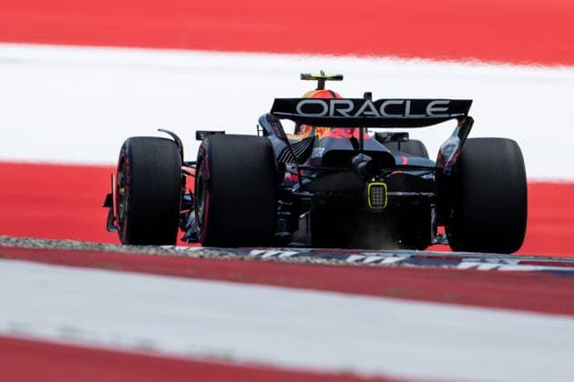 Yuki Tsunoda (Oracle Red Bull Racing, Japan, 22) im RB21 von hinten vor aufgemalter Fahne Flagge auf dem Asphalt in der Zielkurve Kurve 10, AUT, Formel 1 Weltmeisterschaft, MSC Cruises Grand Prix von Oesterreich, Red Bull Ring Spielberg, Qualifying Day, Saison 2025, 28.06.2025 AUT, Formel 1 Weltmeisterschaft, MSC Cruises Grand Prix von Oesterreich, Red Bull Ring Spielberg, Qualifying Day, Saison 2025, 28.06.2025 Spielberg Copyright: xEibner-Pressefoto Memmlerx EP_MMR