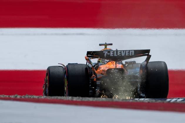 Oscar Piastri (McLaren Formula 1 Team, Australien, 81) im MCL39 mit Funken Funkenflug von hinten vor aufgemalter Fahne Flagge auf dem Asphalt in der Zielkurve Kurve 10, AUT, Formel 1 Weltmeisterschaft, MSC Cruises Grand Prix von Oesterreich, Red Bull Ring Spielberg, Qualifying Day, Saison 2025, 28.06.2025 AUT, Formel 1 Weltmeisterschaft, MSC Cruises Grand Prix von Oesterreich, Red Bull Ring Spielberg, Qualifying Day, Saison 2025, 28.06.2025 Spielberg Copyright: xEibner-Pressefoto Memmlerx EP_MMR