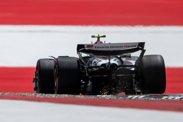 Oliver Bearman (MoneyGram Haas F1 Team, Großbritannien, 87) im VF-25 von hinten vor aufgemalter Fahne Flagge auf dem Asphalt in der Zielkurve Kurve 10, AUT, Formel 1 Weltmeisterschaft, MSC Cruises Grand Prix von Oesterreich, Red Bull Ring Spielberg, Qualifying Day, Saison 2025, 28.06.2025 AUT, Formel 1 Weltmeisterschaft, MSC Cruises Grand Prix von Oesterreich, Red Bull Ring Spielberg, Qualifying Day, Saison 2025, 28.06.2025 Spielberg Copyright: xEibner-Pressefoto Memmlerx EP_MMR
