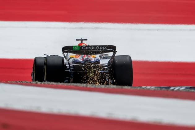 Isack Hadjar (Visa Cash App Racing Bulls F1 Team, Frankreich, 06) im VCARB 02 mit Funken Funkenflug von hinten vor aufgemalter Fahne Flagge auf dem Asphalt in der Zielkurve Kurve 10, AUT, Formel 1 Weltmeisterschaft, MSC Cruises Grand Prix von Oesterreich, Red Bull Ring Spielberg, Qualifying Day, Saison 2025, 28.06.2025 AUT, Formel 1 Weltmeisterschaft, MSC Cruises Grand Prix von Oesterreich, Red Bull Ring Spielberg, Qualifying Day, Saison 2025, 28.06.2025 Spielberg Copyright: xEibner-Pressefoto Memmlerx EP_MMR