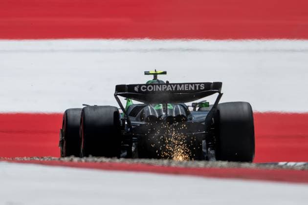 Gabriel Bortoleto (Stake F1 Team Kick Sauber, Brasilien, 05) im C45 mit Funken Funkenflug von hinten vor aufgemalter Fahne Flagge auf dem Asphalt in der Zielkurve Kurve 10, AUT, Formel 1 Weltmeisterschaft, MSC Cruises Grand Prix von Oesterreich, Red Bull Ring Spielberg, Qualifying Day, Saison 2025, 28.06.2025 AUT, Formel 1 Weltmeisterschaft, MSC Cruises Grand Prix von Oesterreich, Red Bull Ring Spielberg, Qualifying Day, Saison 2025, 28.06.2025 Spielberg Copyright: xEibner-Pressefoto Memmlerx EP_MMR