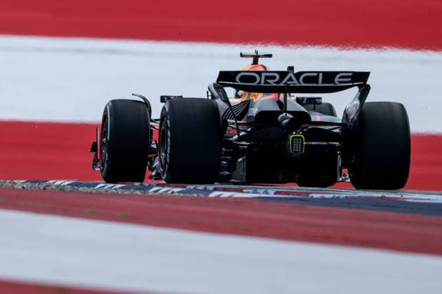 Max Verstappen (Oracle Red Bull Racing, Niederlande, 01) im RB21 von hinten vor aufgemalter Fahne Flagge auf dem Asphalt in der Zielkurve Kurve 10, AUT, Formel 1 Weltmeisterschaft, MSC Cruises Grand Prix von Oesterreich, Red Bull Ring Spielberg, Qualifying Day, Saison 2025, 28.06.2025 AUT, Formel 1 Weltmeisterschaft, MSC Cruises Grand Prix von Oesterreich, Red Bull Ring Spielberg, Qualifying Day, Saison 2025, 28.06.2025 Spielberg Copyright: xEibner-Pressefoto Memmlerx EP_MMR