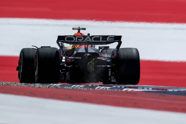 Max Verstappen (Oracle Red Bull Racing, Niederlande, 01) im RB21 von hinten vor aufgemalter Fahne Flagge auf dem Asphalt in der Zielkurve Kurve 10, AUT, Formel 1 Weltmeisterschaft, MSC Cruises Grand Prix von Oesterreich, Red Bull Ring Spielberg, Qualifying Day, Saison 2025, 28.06.2025 AUT, Formel 1 Weltmeisterschaft, MSC Cruises Grand Prix von Oesterreich, Red Bull Ring Spielberg, Qualifying Day, Saison 2025, 28.06.2025 Spielberg Copyright: xEibner-Pressefoto Memmlerx EP_MMR