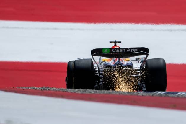 Isack Hadjar (Visa Cash App Racing Bulls F1 Team, Frankreich, 06) im VCARB 02 mit Funken Funkenflug von hinten vor aufgemalter Fahne Flagge auf dem Asphalt in der Zielkurve Kurve 10, AUT, Formel 1 Weltmeisterschaft, MSC Cruises Grand Prix von Oesterreich, Red Bull Ring Spielberg, Qualifying Day, Saison 2025, 28.06.2025 AUT, Formel 1 Weltmeisterschaft, MSC Cruises Grand Prix von Oesterreich, Red Bull Ring Spielberg, Qualifying Day, Saison 2025, 28.06.2025 Spielberg Copyright: xEibner-Pressefoto Memmlerx EP_MMR