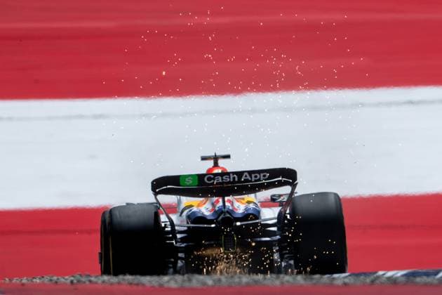 Isack Hadjar (Visa Cash App Racing Bulls F1 Team, Frankreich, 06) im VCARB 02 mit Funken Funkenflug von hinten vor aufgemalter Fahne Flagge auf dem Asphalt in der Zielkurve Kurve 10, AUT, Formel 1 Weltmeisterschaft, MSC Cruises Grand Prix von Oesterreich, Red Bull Ring Spielberg, Qualifying Day, Saison 2025, 28.06.2025 AUT, Formel 1 Weltmeisterschaft, MSC Cruises Grand Prix von Oesterreich, Red Bull Ring Spielberg, Qualifying Day, Saison 2025, 28.06.2025 Spielberg Copyright: xEibner-Pressefoto Memmlerx EP_MMR
