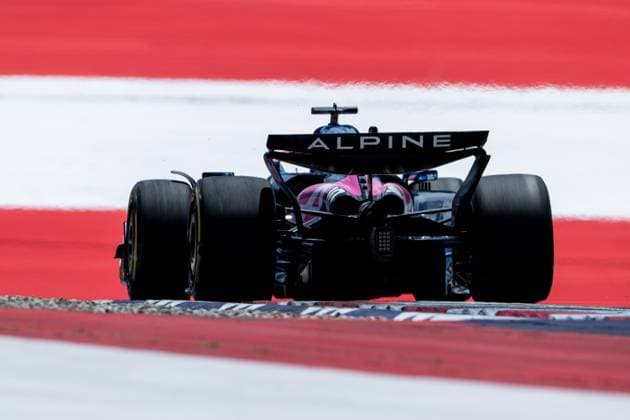 Pierre Gasly (BWT Alpine F1 Team, Frankreich, 10) im Alpine A525 von hinten vor aufgemalter Fahne Flagge auf dem Asphalt in der Zielkurve Kurve 10, AUT, Formel 1 Weltmeisterschaft, MSC Cruises Grand Prix von Oesterreich, Red Bull Ring Spielberg, Qualifying Day, Saison 2025, 28.06.2025 AUT, Formel 1 Weltmeisterschaft, MSC Cruises Grand Prix von Oesterreich, Red Bull Ring Spielberg, Qualifying Day, Saison 2025, 28.06.2025 Spielberg Copyright: xEibner-Pressefoto Memmlerx EP_MMR