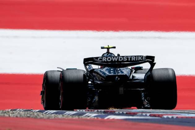 Andrea Kimi Antonelli (Mercedes-AMG Petronas F1 Team, Italien, 12) im F1 W16 von hinten vor aufgemalter Fahne Flagge auf dem Asphalt in der Zielkurve Kurve 10, AUT, Formel 1 Weltmeisterschaft, MSC Cruises Grand Prix von Oesterreich, Red Bull Ring Spielberg, Qualifying Day, Saison 2025, 28.06.2025 AUT, Formel 1 Weltmeisterschaft, MSC Cruises Grand Prix von Oesterreich, Red Bull Ring Spielberg, Qualifying Day, Saison 2025, 28.06.2025 Spielberg Copyright: xEibner-Pressefoto Memmlerx EP_MMR