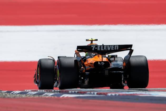 Lando Norris (McLaren Formula 1 Team, Großbritannien, 04) im MCL39 von hinten vor aufgemalter Fahne Flagge auf dem Asphalt in der Zielkurve Kurve 10, AUT, Formel 1 Weltmeisterschaft, MSC Cruises Grand Prix von Oesterreich, Red Bull Ring Spielberg, Qualifying Day, Saison 2025, 28.06.2025 AUT, Formel 1 Weltmeisterschaft, MSC Cruises Grand Prix von Oesterreich, Red Bull Ring Spielberg, Qualifying Day, Saison 2025, 28.06.2025 Spielberg Copyright: xEibner-Pressefoto Memmlerx EP_MMR