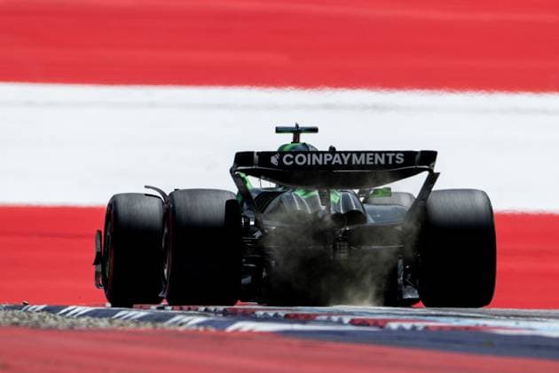 Nico Huelkenberg (Stake F1 Team Kick Sauber, Deutschland, 27) im C45 von hinten vor aufgemalter Fahne Flagge auf dem Asphalt in der Zielkurve Kurve 10, AUT, Formel 1 Weltmeisterschaft, MSC Cruises Grand Prix von Oesterreich, Red Bull Ring Spielberg, Qualifying Day, Saison 2025, 28.06.2025 AUT, Formel 1 Weltmeisterschaft, MSC Cruises Grand Prix von Oesterreich, Red Bull Ring Spielberg, Qualifying Day, Saison 2025, 28.06.2025 Spielberg Copyright: xEibner-Pressefoto Memmlerx EP_MMR