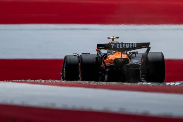Lando Norris (McLaren Formula 1 Team, Großbritannien, 04) im MCL39 von hinten vor aufgemalter Fahne Flagge auf dem Asphalt in der Zielkurve Kurve 10, AUT, Formel 1 Weltmeisterschaft, MSC Cruises Grand Prix von Oesterreich, Red Bull Ring Spielberg, Qualifying Day, Saison 2025, 28.06.2025 AUT, Formel 1 Weltmeisterschaft, MSC Cruises Grand Prix von Oesterreich, Red Bull Ring Spielberg, Qualifying Day, Saison 2025, 28.06.2025 Spielberg Copyright: xEibner-Pressefoto Memmlerx EP_MMR
