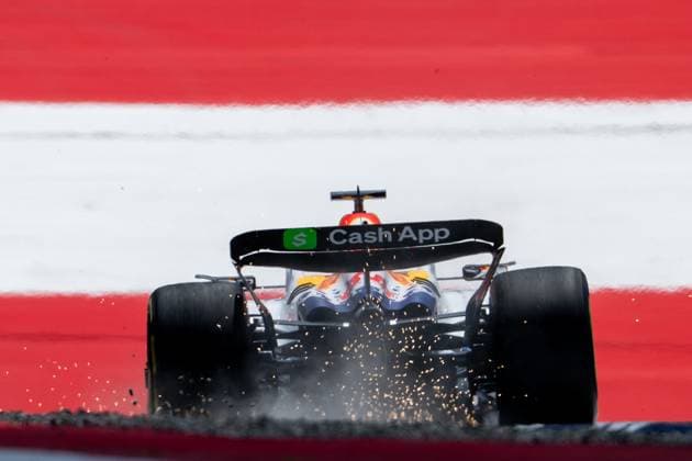 Isack Hadjar (Visa Cash App Racing Bulls F1 Team, Frankreich, 06) im VCARB 02 mit Funken Funkenflug von hinten vor aufgemalter Fahne Flagge auf dem Asphalt in der Zielkurve Kurve 10, AUT, Formel 1 Weltmeisterschaft, MSC Cruises Grand Prix von Oesterreich, Red Bull Ring Spielberg, Qualifying Day, Saison 2025, 28.06.2025 AUT, Formel 1 Weltmeisterschaft, MSC Cruises Grand Prix von Oesterreich, Red Bull Ring Spielberg, Qualifying Day, Saison 2025, 28.06.2025 Spielberg Copyright: xEibner-Pressefoto Memmlerx EP_MMR