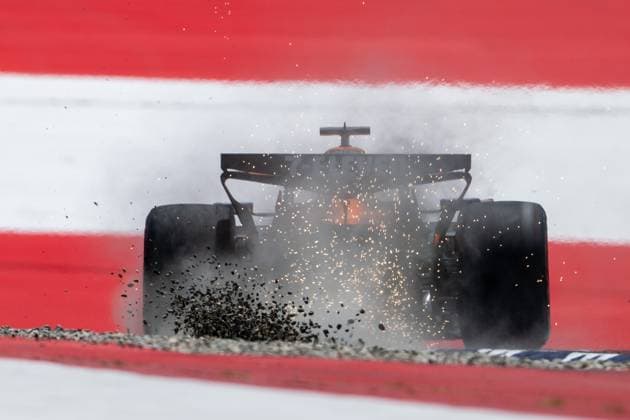 Bilder des Jahres 2025, Sport 06 Juni Sport Bilder des Tages Oscar Piastri (McLaren Formula 1 Team, Australien, 81) im MCL39 mit Funken Funkenflug beim Ausritt ins Kiesbett von hinten vor aufgemalter Fahne Flagge auf dem Asphalt in der Zielkurve Kurve 10, AUT, Formel 1 Weltmeisterschaft, MSC Cruises Grand Prix von Oesterreich, Red Bull Ring Spielberg, Qualifying Day, Saison 2025, 28.06.2025 AUT, Formel 1 Weltmeisterschaft, MSC Cruises Grand Prix von Oesterreich, Red Bull Ring Spielberg, Qualifying Day, Saison 2025, 28.06.2025 Spielberg *** Oscar Piastri McLaren Formula 1 Team, Australia, 81 in MCL39 with sparks flying while riding into the gravel from behind in front of painted flag on the asphalt in the finish curve curve 10, AUT, Formula 1 World Championship, MSC Cruises Grand Prix of Austria, Red Bull Ring Spielberg, Qualifying Day, 2025 season, 28 06 2025 AUT, Formula 1 World Championship, MSC Cruises Grand Prix of Austria, Red Bull Ring Spielberg, Qualifying Day, 2025 season, 28 06 2025 Spielberg Copyright: xEibner-Pressefoto Memmlerx EP_MMR