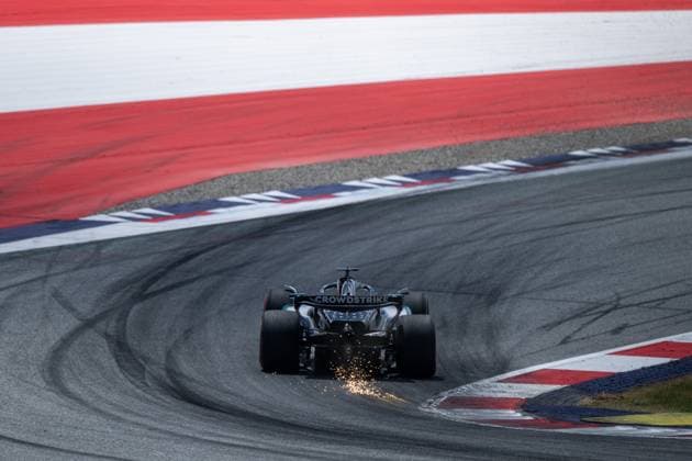 George Russell (Mercedes-AMG Petronas F1 Team, Großbritannien, 63) im F1 W16 mit Funken Funkenflug, AUT, Formel 1 Weltmeisterschaft, MSC Cruises Grand Prix von Oesterreich, Red Bull Ring Spielberg, Qualifying Day, Saison 2025, 28.06.2025 AUT, Formel 1 Weltmeisterschaft, MSC Cruises Grand Prix von Oesterreich, Red Bull Ring Spielberg, Qualifying Day, Saison 2025, 28.06.2025 Spielberg Copyright: xEibner-Pressefoto Memmlerx EP_MMR