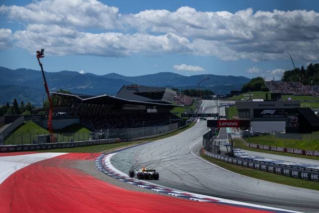 Liam Lawson (Visa Cash App Racing Bulls F1 Team, Neuseeland, 30) im VCARB 02 in der letzten Kurve mit Blick auf Start - Ziel - Geraden und Alpenpanorama, AUT, Formel 1 Weltmeisterschaft, MSC Cruises Grand Prix von Oesterreich, Red Bull Ring Spielberg, Qualifying Day, Saison 2025, 28.06.2025 AUT, Formel 1 Weltmeisterschaft, MSC Cruises Grand Prix von Oesterreich, Red Bull Ring Spielberg, Qualifying Day, Saison 2025, 28.06.2025 Spielberg Copyright: xEibner-Pressefoto Memmlerx EP_MMR