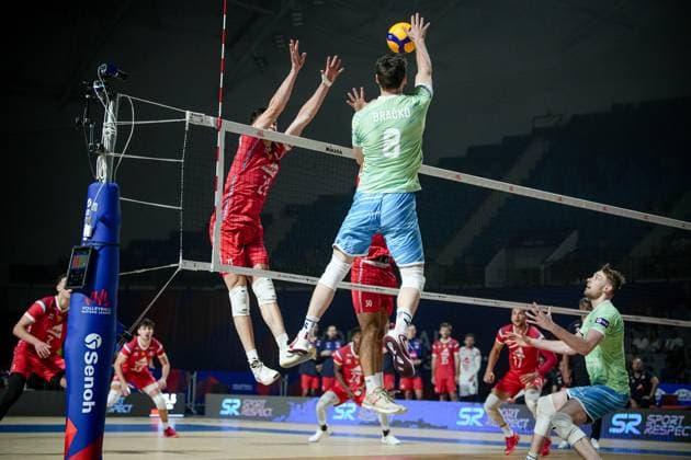Volleyball - FIVB Men s Volleyball Nations League - Slovenia - France - 28.06.2025 ThÃ o Faure (L) and Francois Huetz (R) of France jump to block the ball against Rok BraÄko of Slovenia during Mens Volleyball Nations League in Burgas, VNL Copyright: xYulianxTodorovx