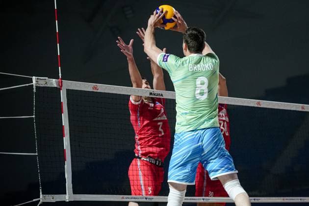 Volleyball - FIVB Men s Volleyball Nations League - Slovenia - France - 28.06.2025 Amir Tizi-Oualou (L) and Francois Huetz (R) of France jump to block the ball against Rok BraÄko of Slovenia during Mens Volleyball Nations League in Burgas, VNL Copyright: xYulianxTodorovx