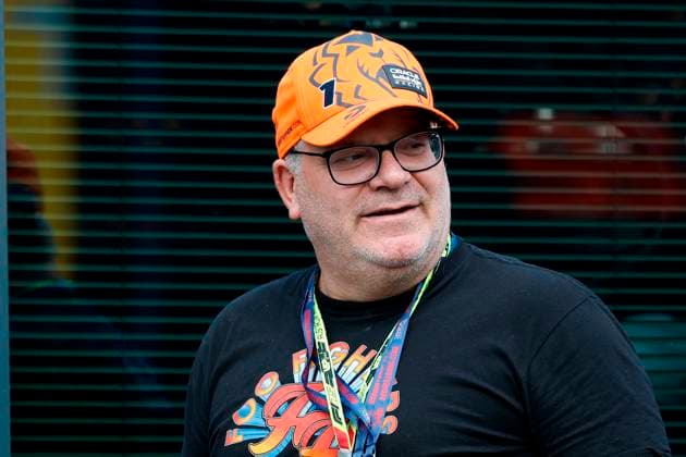 Sport Bilder des Tages 28.06.2025, xsvx, Motorsport FIA Formel 1, Grand Prix von Österreich v.l. Moderator Elton (FIA REGULATIONS PROHIBIT ANY USE OF PHOTOGRAPHS as IMAGE SEQUENCES and or QUASI-VIDEO) Zeltweg-Spielberg