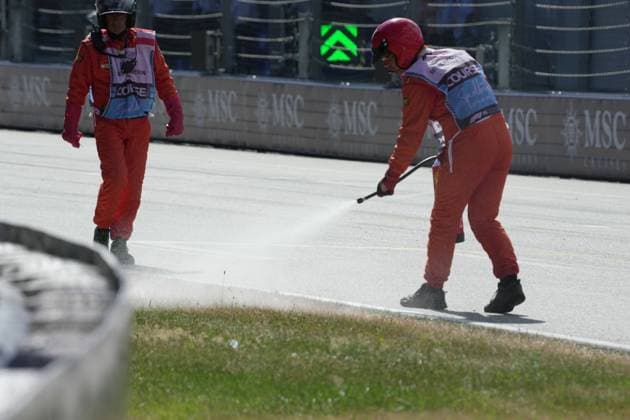 Formel 1 Großer Preis von Österreich 2025 28.06.2025, Red Bull Ring, Spielberg, Formel 1 Großer Preis von Österreich 2025 , im Bild Rote Flagge, das Qualifying wird wegen eines Grasbrandes an der Strecke gestoppt. Streckenposten löschen das Feuer.