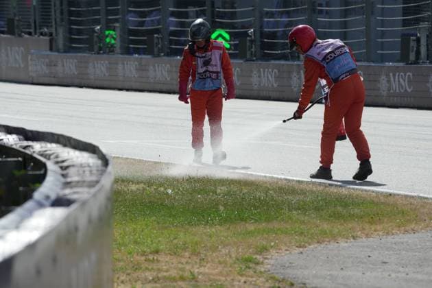 Formel 1 Großer Preis von Österreich 2025 28.06.2025, Red Bull Ring, Spielberg, Formel 1 Großer Preis von Österreich 2025 , im Bild Rote Flagge, das Qualifying wird wegen eines Grasbrandes an der Strecke gestoppt. Streckenposten löschen das Feuer.