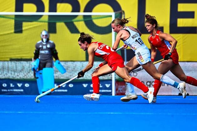 Bilder des Jahres 2025, Sport 06 Juni Sport Bilder des Tages Hockey, FIH Hockey Pro League 2025 Berlin, Deutschland - England 28.06.2025, xdanx, Hockey, FIH Hockey Pro League 2025 Berlin, Deutschland - England v.l. Fiona Crackles (England), Lisa Nolte (Deutschland) Zweikampf, Duell, Kampf, tackle Berlin Ernst-Reuter-Sportfeld Berlin Deutschland (DE) *** Field hockey, FIH Hockey Pro League 2025 Berlin, Germany England 28 06 2025, xdanx, Hockey, FIH Hockey Pro League 2025 Berlin, Germany England v l Fiona Crackles England , Lisa Nolte Germany duel, duel, fight, tackle Berlin Ernst Reuter Sportfeld Berlin Germany DE Copyright: xDanielxLakomskix