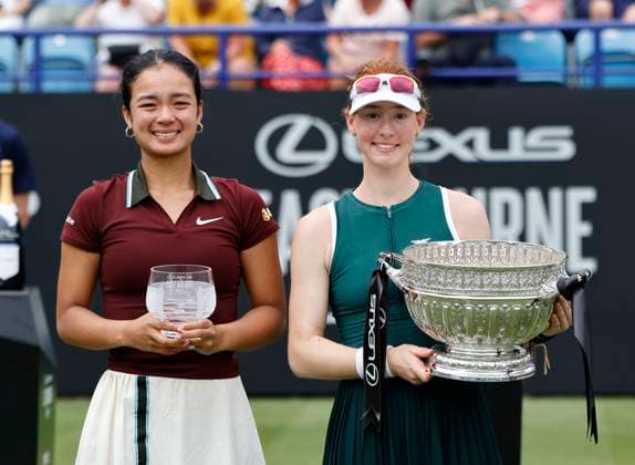 Sport Bilder des Tages 28th June 2025; Devonshire Park, Eastbourne, East Sussex, England; Lexus International Eastbourne, Day 6; Maya joint (AUS) with the winner& x2019;s trophy and Alexandra Eala (PHI) with runner up trophy after the Lexus International Eastbourne womens singles final matchh  ActionPlus12806231 HongboxChen