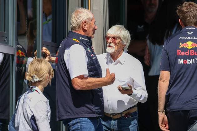 Motorspoert-Boss Helmut Marko (Oracle Red Bull Racing) im Gespraech mit dem britischen Automobilsport-Funktionaer Bernie Ecclestone im Paddock, Qualifying, Grosser Preis von Oesterreich, Motorsport, Herren, Formel 1, 28.06.2025 Spielberg Steiermark Oesterreich