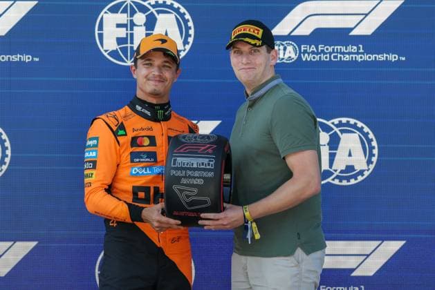 Winner des Qualifying, Lando Norris (McLaren Formula 1 Team 4) mit dem Pole Position Award und Christopher Valka, Qualifying, Grosser Preis von Oesterreich, Motorsport, Herren, Formel 1, 28.06.2025 Spielberg Steiermark Oesterreich
