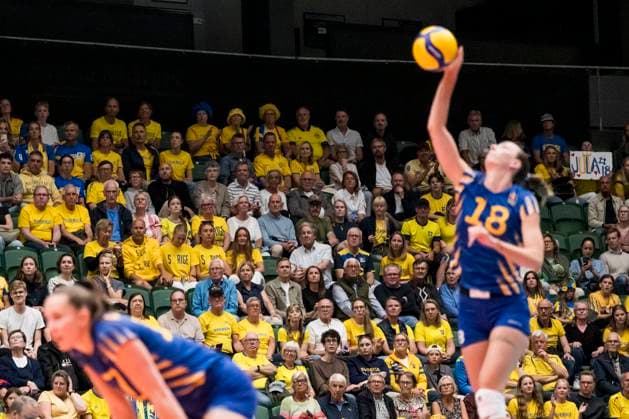 250628 Fans of Sweden during Women s European Golden League semifinal volleyball match between Sweden and Ukraine on June 28, 2025 in Ängelholm. Photo: Petter Arvidson BILDBYRAN kod PA PA1041 volleyboll volleyball european golden league semifinal semifinals sverige ukraine sweden dam bbeng ukraina publik Copyright: PETTERxARVIDSON BB250628PA013