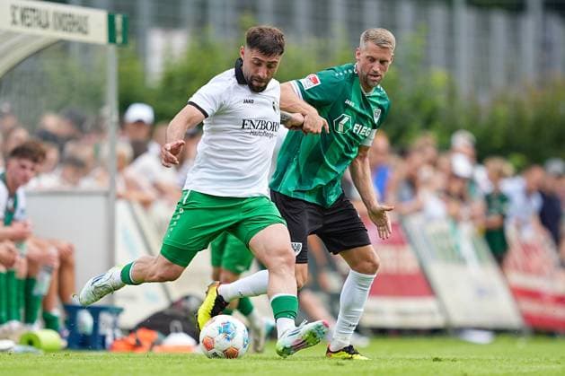 28.06.2025, xydrx, Fußball, SC Westfalia Kinderhaus - SC Preußen Münster, Testspiel, Sportanlage Große Wiese: Marc Lorenz (SC Preußen Münster 18)im Zweikampf gegen Semih Daglar (SC Westfalen Kinderhaus 7) Nordrhein-Westfahlen Deutschland *** 28 06 2025, xydrx, Football, SC Westfalia Kinderhaus SC Preußen Münster, Test match, Große Wiese sports facility Marc Lorenz SC Preußen Münster 18 in a duel against Semih Daglar SC Westfalen Kinderhaus 7 North Rhine-Westphalia Germany