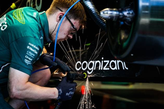 F1 - AUSTRIAN GRAND PRIX 2025 Aston Martin F1 Team AMR25, mechanical detail of mechanic working on the floor during the Formula 1 MSC Cruises Austrian Grand Prix 2025, 11th round of the 2025 FIA Formula One World Championship, WM, Weltmeisterschaft from June 27 to 29, 2025 on the Red Bull Ring, in Spielberg, Austria - SpielbergAustria  Copyright: xFLORENTxGOODENx