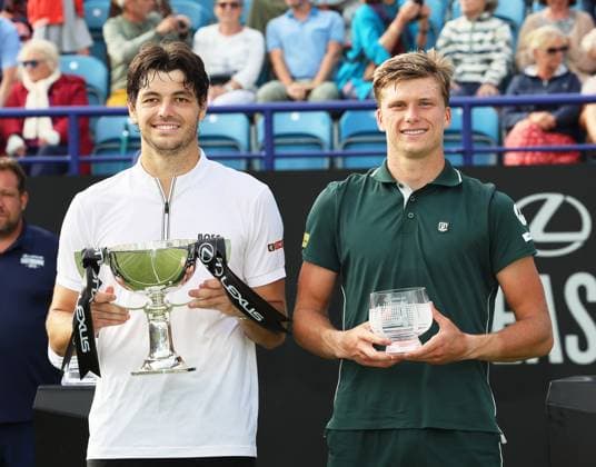 Bilder des Jahres 2025, Sport 06 Juni Sport Bilder des Tages TENNIS - Eastbourne Open EASTBOURNE,ENGLAND,28.JUN.25 - TENNIS - ATP, Tennis Herren World Tour, Eastbourne Open. Image shows Taylor Fritz (USA) and Jenson Brooksby (USA). keywords: award ceremony, trophy  GEPAxpictures xAlanxGrieves