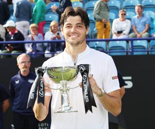 TENNIS - Eastbourne Open EASTBOURNE,ENGLAND,28.JUN.25 - TENNIS - ATP, Tennis Herren World Tour, Eastbourne Open. Image shows Taylor Fritz (USA). keywords: award ceremony, trophy  GEPAxpictures xAlanxGrieves