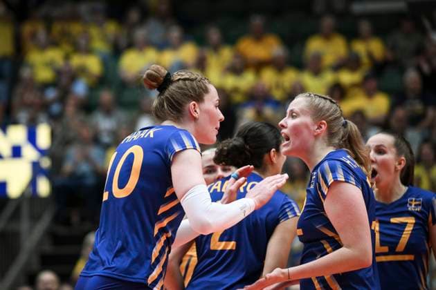 ÄNGELHOLM, SVERIGE 20250628 Sweden s Isabelle Haak (left) and Hilda Gustafsson in action during the CEV Women s Volleyball European Golden League semifinal match between Ukraine and Sweden at Catena Arena, in Angelholm, Sweden, on June 28, 2025. ÄNGELHOLM SVERIGE x11566x