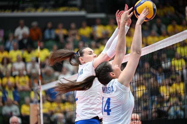 ÄNGELHOLM, SVERIGE 20250628 Ukraine s Diana Meliushkyna (left) and Daria Sharhorodska in action during the CEV Women s Volleyball European Golden League semifinal match between Ukraine and Sweden at Catena Arena, in Angelholm, Sweden, on June 28, 2025. ÄNGELHOLM SVERIGE x11566x