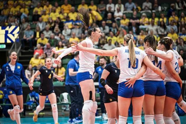ÄNGELHOLM, SVERIGE 20250628 Ukraine s Diana Meliushkyna (left) celebrates with teammates after winning the CEV Women s Volleyball European Golden League semifinal match between Ukraine and Sweden at Catena Arena, in Angelholm, Sweden, on June 28, 2025. ÄNGELHOLM SVERIGE x11566x